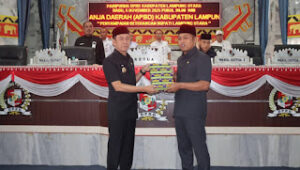 Penyerahan Berkas RAPBD Lampung Utara 2026 Oleh Wakil Bupati Lampung Utara Kepada Wakil Ketua II DPRD Lampung Utara
